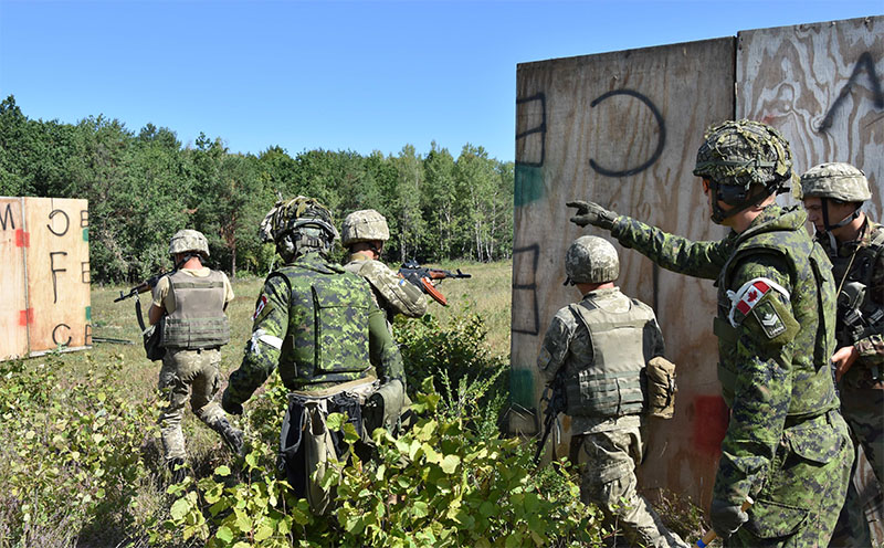 Canadian soldiers of Joint Task Force Ð Ukraine support urban operations training at the International Peacekeeping and Security Centre in Starychi, Ukraine, on August 31, 2016. Photo: Canadian Forces